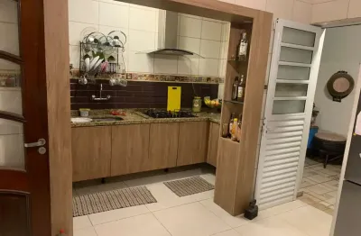 Sobrado equipado com sistema solar  com 4 dormitórios sendo 1 suíte, 2 vagas, 155 m²