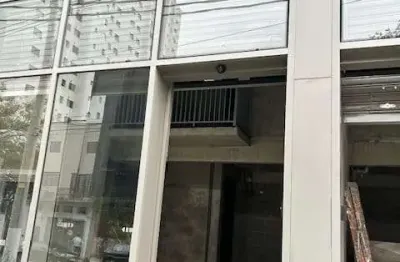 Loja térrea de 111m² para locação, vila clementino, são paulo, sp. com mezanino, elevador, 2 banheiros, porta de aço eletrônica.