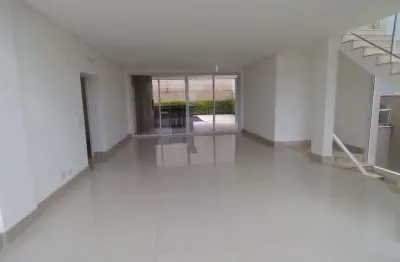 Casa de 430m² à venda, alphaville, santana de parnaíba, sp. com 4 amplas suítes com piso em madeira, 5 banheiros, garagem para 6 carros.