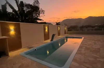 Sobrado em condomínio com piscina, com 02  dormitórios, em caraguatatuba