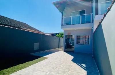 Sobrado com piscina e 02 suítes, a 600 metros da praia, em caraguatatuba
