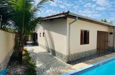 Casa reformada com 03 dormitórios, a 400 metros da praia, em caraguatatuba