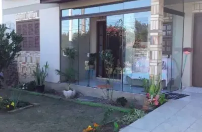 C774 - residência localizada em avenida principal de imbé