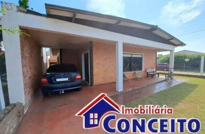 C832 - ótima residência de esquina localizada no balneário mariluz
