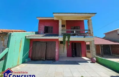 C89 - residência com 03 dormitórios localizada a apenas 50 metros do mar