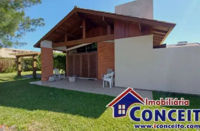 C176 - excelente residência composta de 03 dormitórios a 150 metros do mar