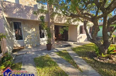 C308 - belíssima residência com 04 dormitórios localizada a 400 m do mar