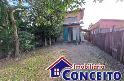 C295 - residência localizada em região de moradores em mariluz