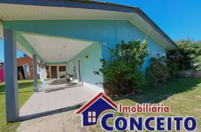 C414 - linda residência de esquina situada a 300 metros do mar