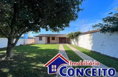 C173 - linda residência de madeira localizada no balneário albatroz