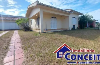C181 - ótima residência localizada a 200 metros do mar em mariluz