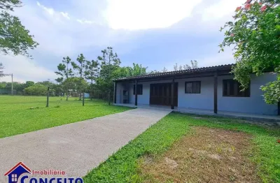 C82 - Excelente residência com 03 dormitórios em região de moradores