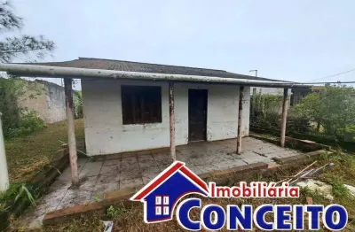 C77 - residência localizada em região de moradores em mariluz