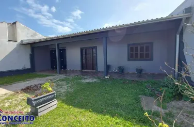C543 - ótimo imóvel com 3 dormitórios localizada a apenas 250 metros do mar