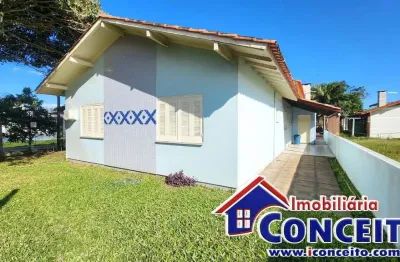 C381 - linda residência de esquina localizada a 250 metros do mar