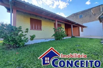 C633 - residência de madeira em excelente localização no balneário albatroz