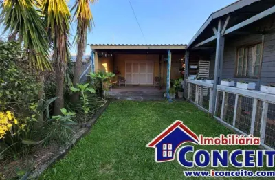 C661 - duas casas em excelente localização a 800 metros do mar