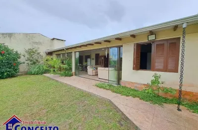 C717 - Ótima residência com 03 dormitórios a apenas 200 metros do mar