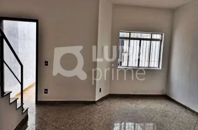 Casa com 2 quartos e 2 vagas de garagem para locação no parque do carmo