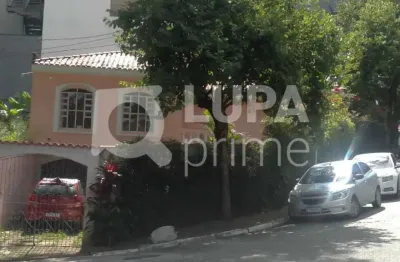 Casa térrea com 3 dormitórios sendo 1 suíte á venda em santana.