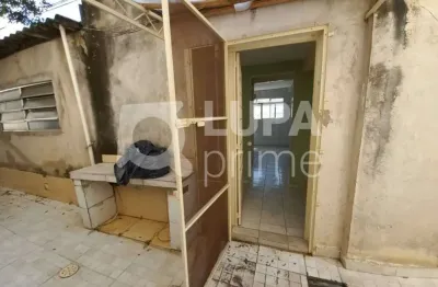 Casa térrea com 6 dormitórios á venda na vila nivi.