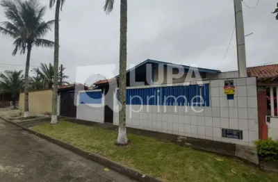 Casa térrea com 3 dormitórios sendo 1 suíte á venda no  itanhaém