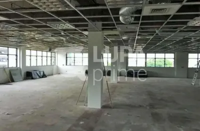 Prédio comercial com 3.000m² de área construída para locação na barra funda