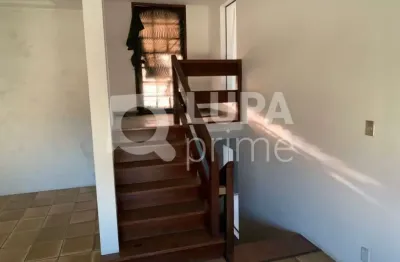 Sobrado comercial com 8 salas para locação na água fria!