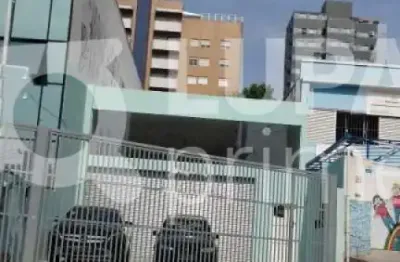 Salão comercial com 200 metros para locação na água fria