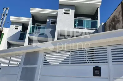 Sobrado espaçoso com 3 dormitórios (suítes) e 5 banheiros para venda na vila constança