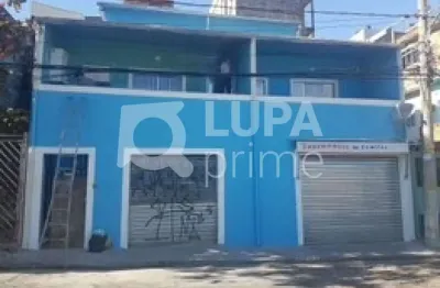 Sobrado com 6 casas à venda com 250 metros de área construída!