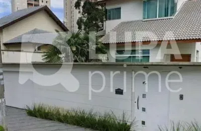 Sobrado com 4 dormitórios sendo 3 suítes à venda no Barro Branco!