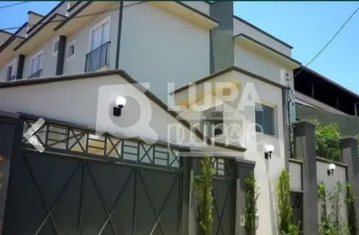 Sobrado em condomínio fechado com 3 dormitórios sendo 2 suítes à venda na Vila Romero!