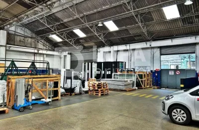 Galpão comercial com 1948m² de área construída para locação na luz