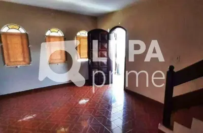 Casa com 3 quartos e 2 vagas de garagem para locação na vila medeiros