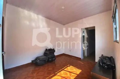 Casa com 2 quartos e 1 vaga de garagem para locação na vila medeiros