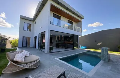 Casa de alto padrão, moderna com piscina aquecida, 4 quartos, em Alphaville/MG