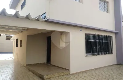 Casa com 3 quartos para alugar na Rua Doutor Arnaldo Barbosa, Vila Darli, São Paulo