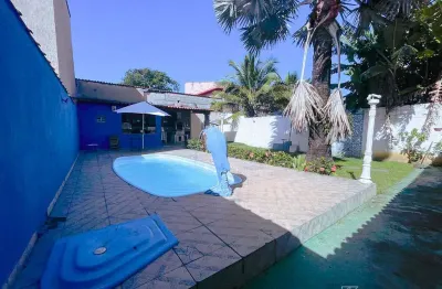 Casa a venda em setiba, com ampla área verde a poucos metros do mar