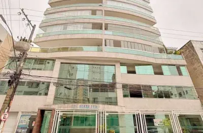 Apartamento de alto padrão na avenida praiana, próximo ao mar, com excelente valorização.