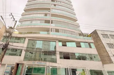 Apartamento de alto padrão na avenida praiana, próximo ao mar, com excelente valorização.