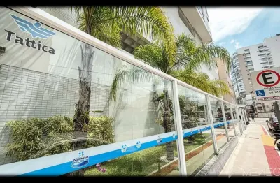 Apartamento mobiliado de 3 quartos na avenida praiana — andar alto, vista para as montanhas e vista discreta para o mar!