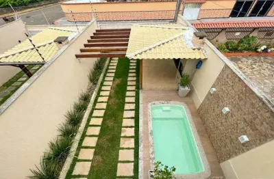 Casa duplex moderna, 3 suítes, para locação anual na Praia do Morro