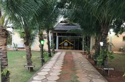 Casa ampla com salão no piso inferior , ideal para investimento.