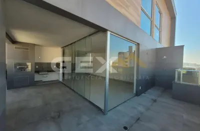 Cobertura duplex à venda no centro, 4 quartos, 2 suítes e 6 vagas.