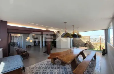 Apartamento cobertura com 02 suítes e 02 vagas livres no bairro centro
