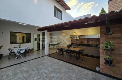 Casa 2 pavimentos no bairro liberdade, 3 quartos, 1 suíte com hidro e área gourm