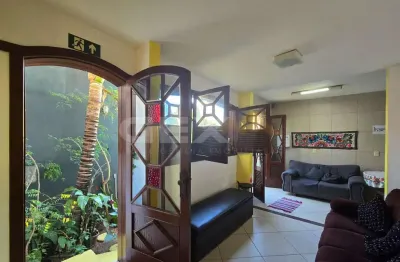 Terreno com 2 casas à venda no bairro Bom Pastor, compostas por 3 quartos e quin