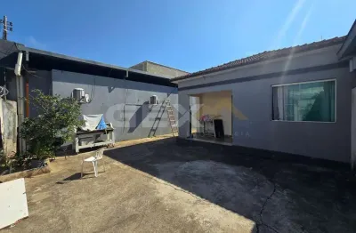 Casa de 2 quartos, com lote 20x20 e um galpão à venda no bom pastor.