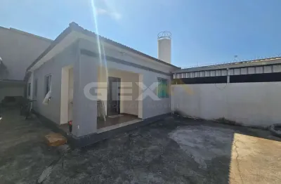 Casa de 2 quartos, com lote 20x20 e um galpão à venda no Bom Pastor.